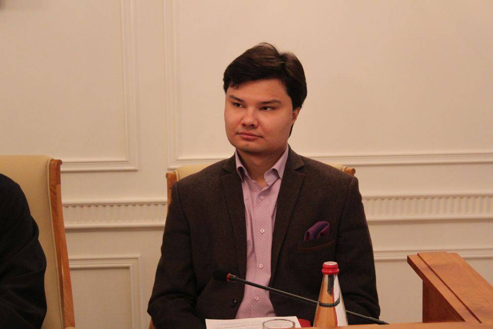   &raquo; Click to zoom ->