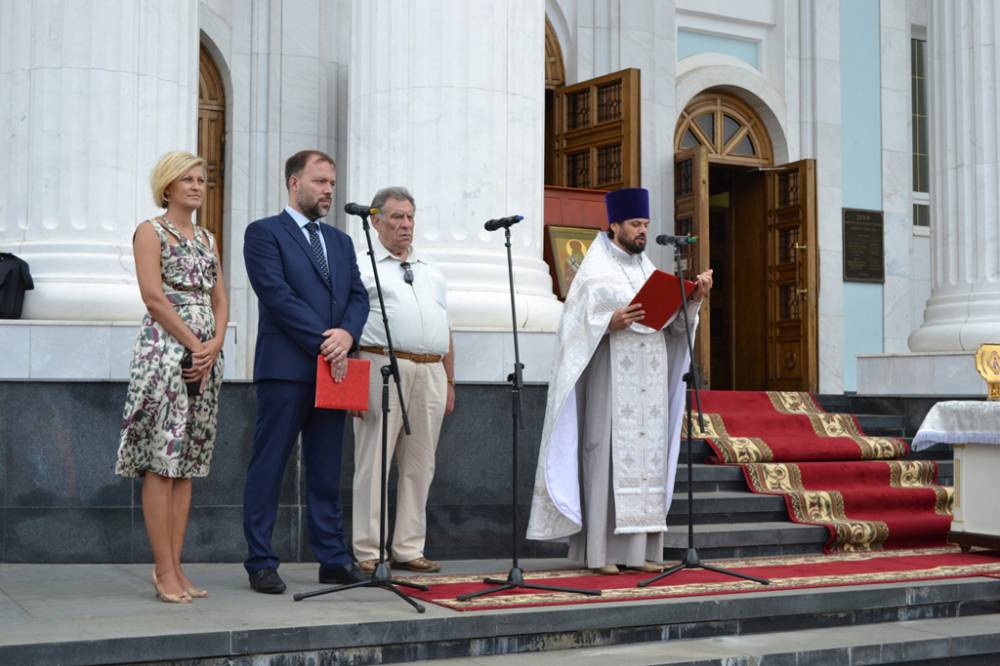   &raquo; Click to zoom ->