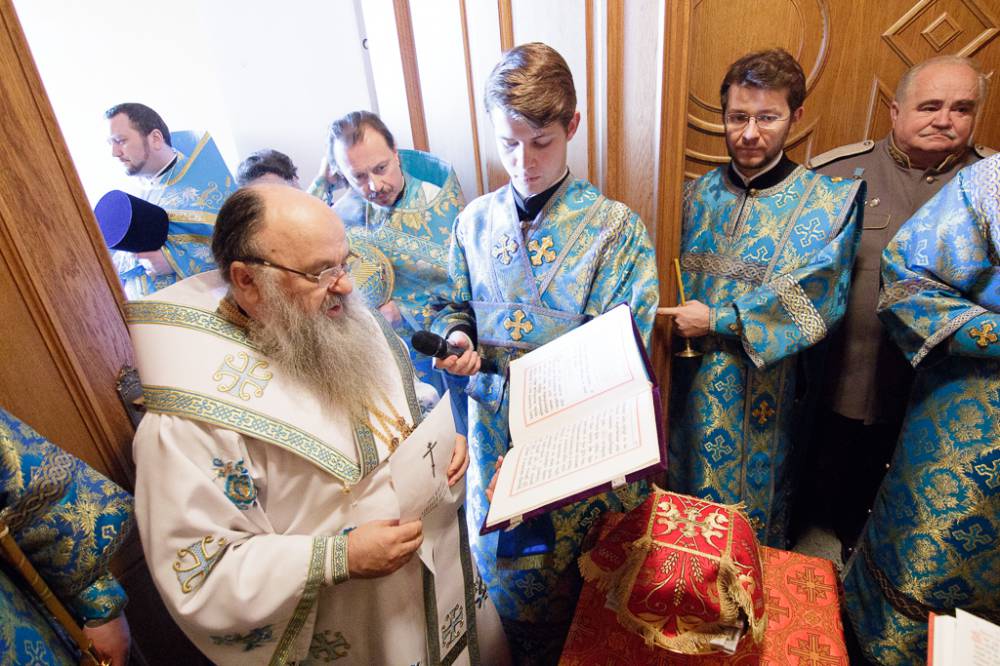   &raquo; Click to zoom ->